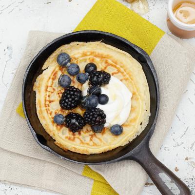 Spelt pancakes with honey and berries