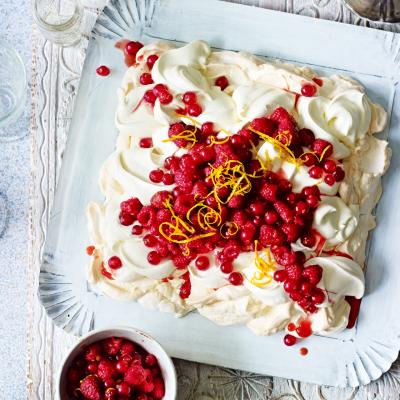 Soft meringue with redcurrants and raspberries