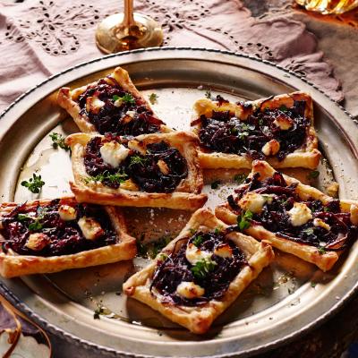 Red wine onion tarts with goats’ cheese