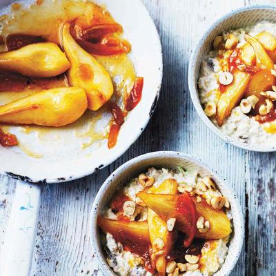Overnight muesli with marmalade honey pears