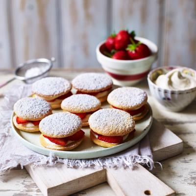 Strawberries and cream sponge kisses