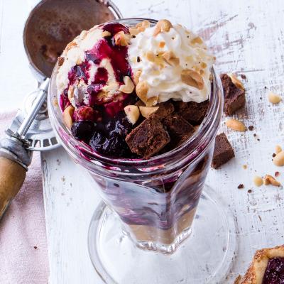Salted caramel and brownie ice cream sundae