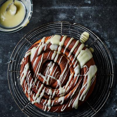 Giant cinnamon bun