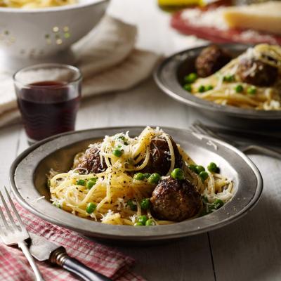 Spaghetti with polpettine, prosciutto and peas