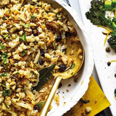 Caramelised onions with sourdough crumbs