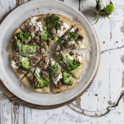 Spicy sausage and broccoli pizzette