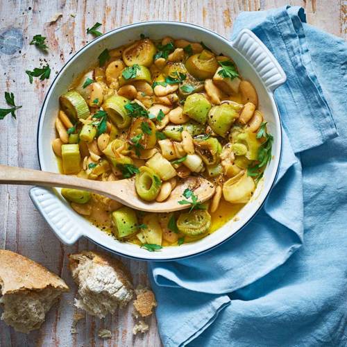 Caramelised leeks with butter beans