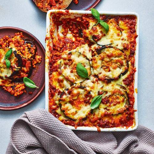 Cheesy aubergine and lentil bake 