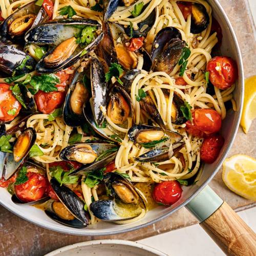 Linguine with cherry tomatoes and garlic butter mussels