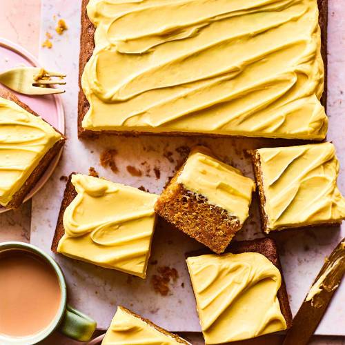 Carrot cake with saffron frosting 
