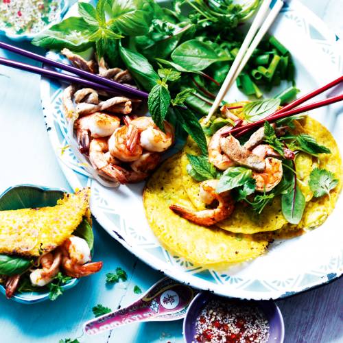 Sizzling crepes with pork and prawns