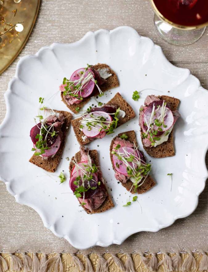 Recipe: Crispy rye toasts with rare roast beef, beetroot and radish
