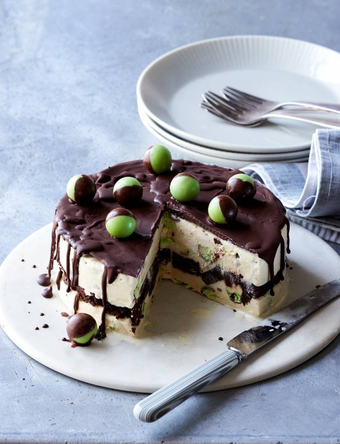 Recipe: Mint drizzle ice cream cake with brownie layers