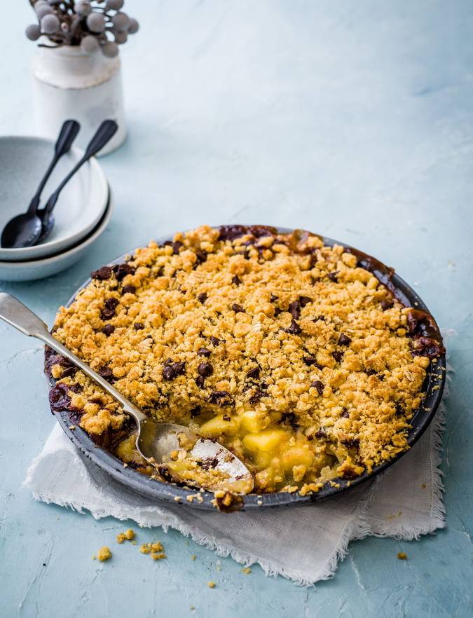 Recipe: Apple and chocolate cookie crumble