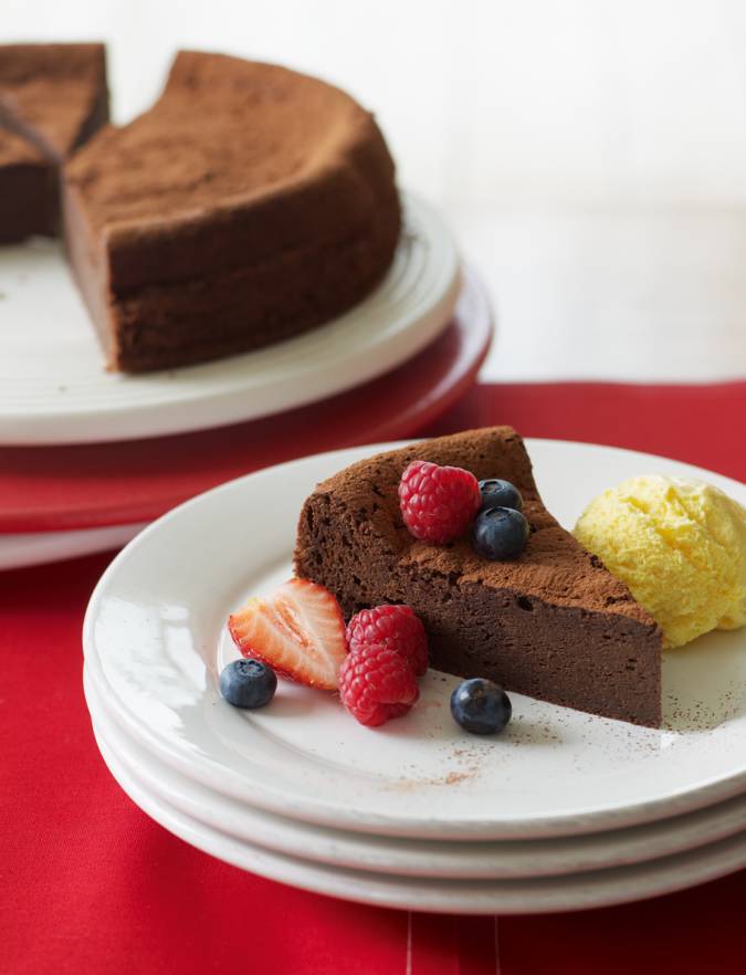 Recipe: Chocolate brownie cake with berries and ice cream