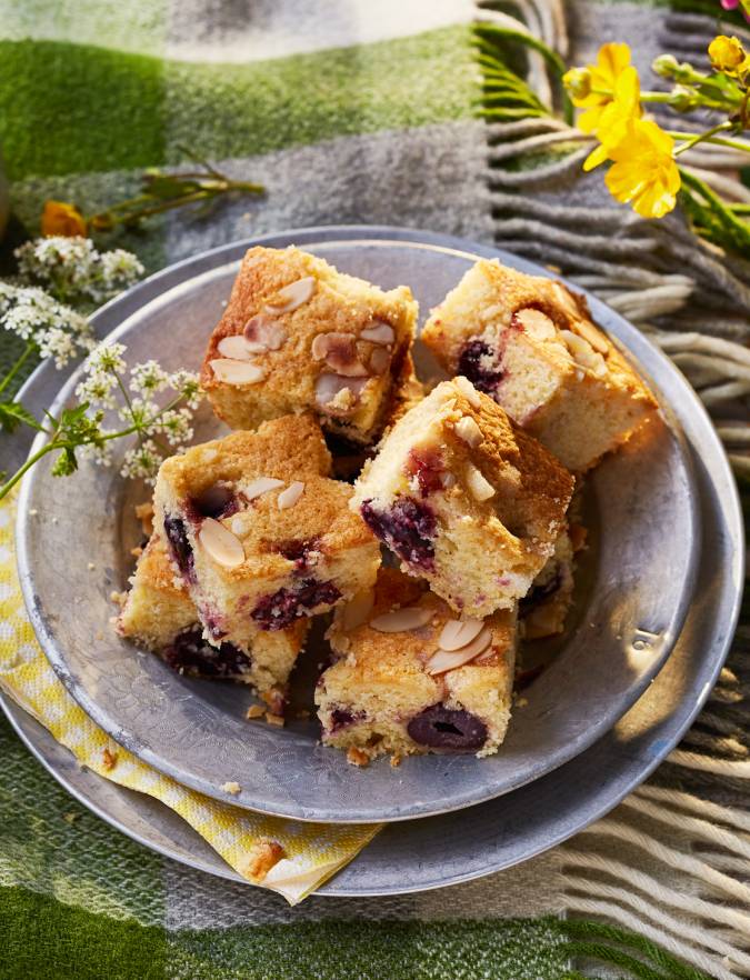 Recipe: Clotted cream cherry bake