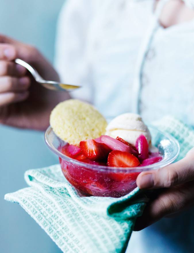 Recipe: Rhubarb and strawberries with semolina biscuits