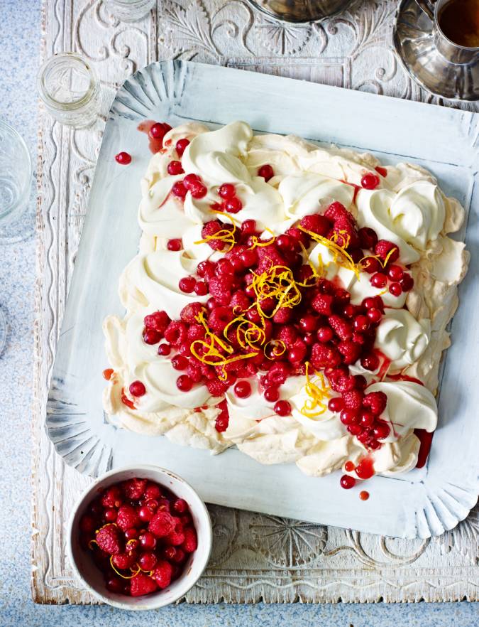 Recipe: Soft meringue with redcurrants and raspberries
