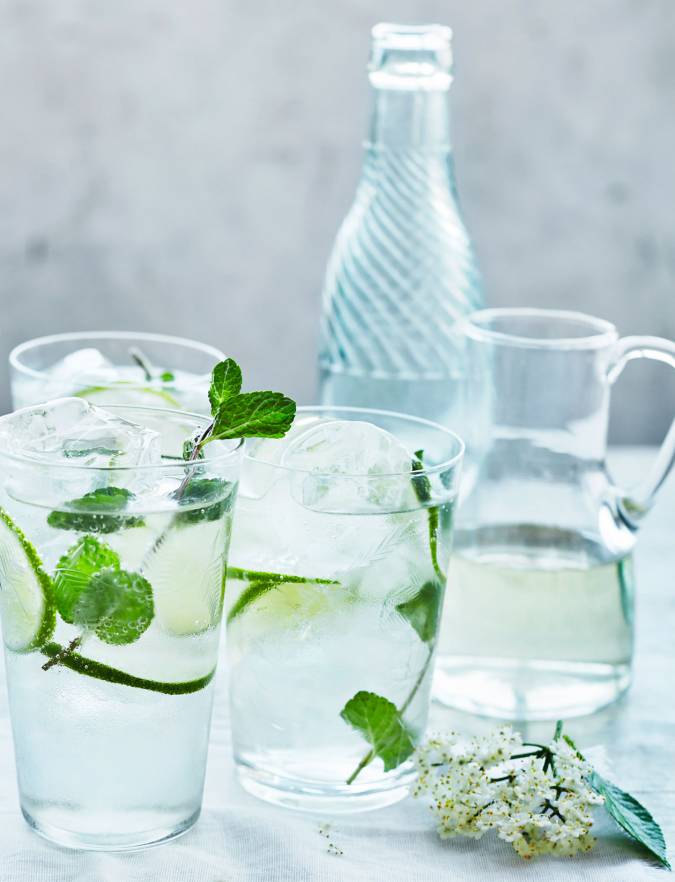 Recipe: Elderflower wine spritzer with lime and mint