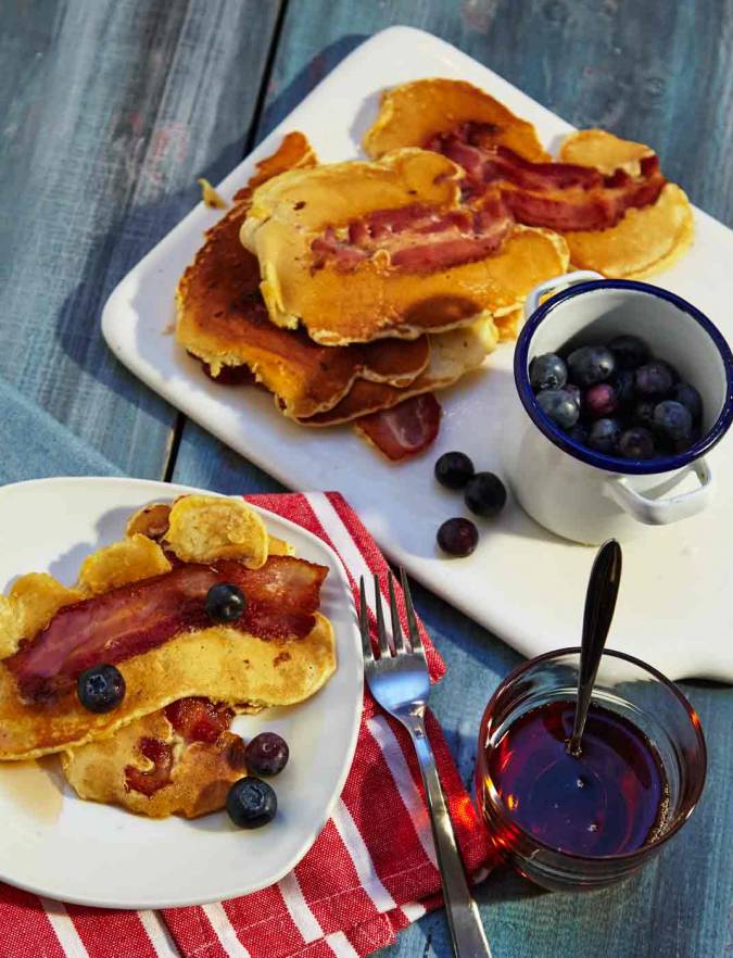 Recipe: Bacon pancakes with maple syrup and blueberries