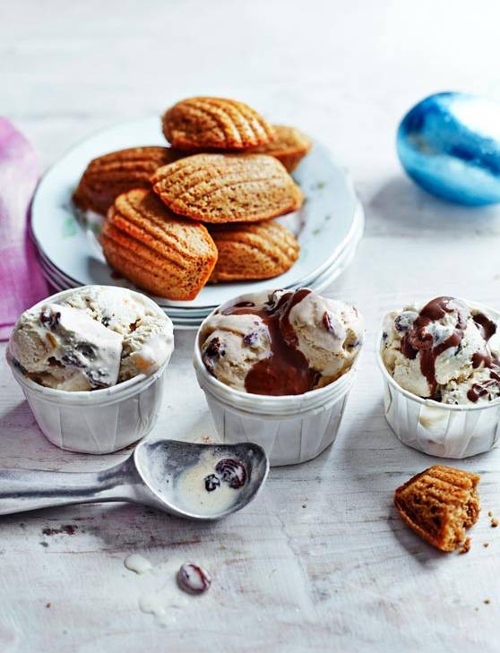 Recipe: No-churn ‘hot cross bun’ ice cream with chocolate sauce