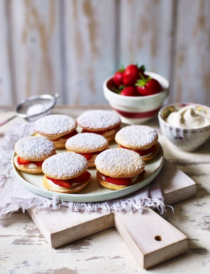 Recipe: Strawberries and cream sponge kisses