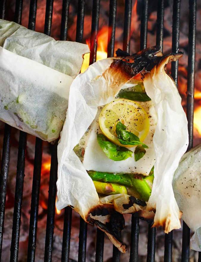 Recipe: Cod baked in paper with basil and asparagus