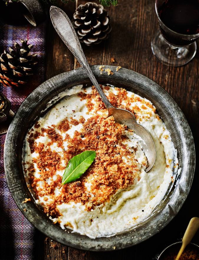 Recipe: Creamy bread sauce with buttered crumbs