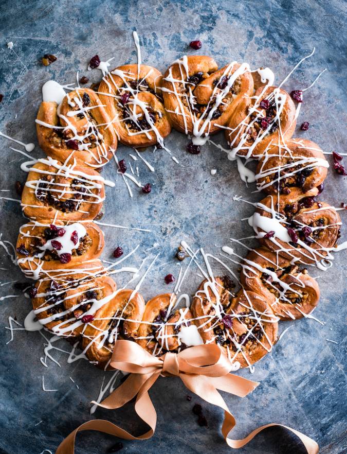 Recipe: Sticky mincemeat bun wreath