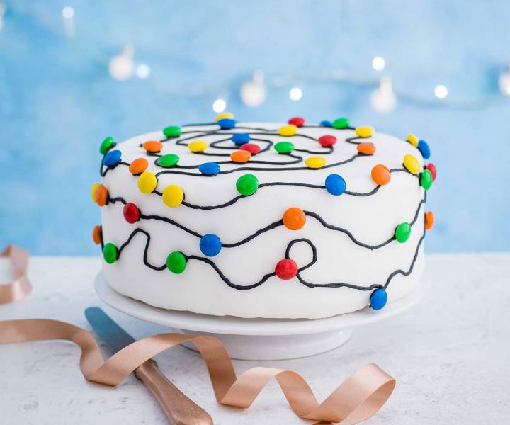 How to make a Christmas lights cake