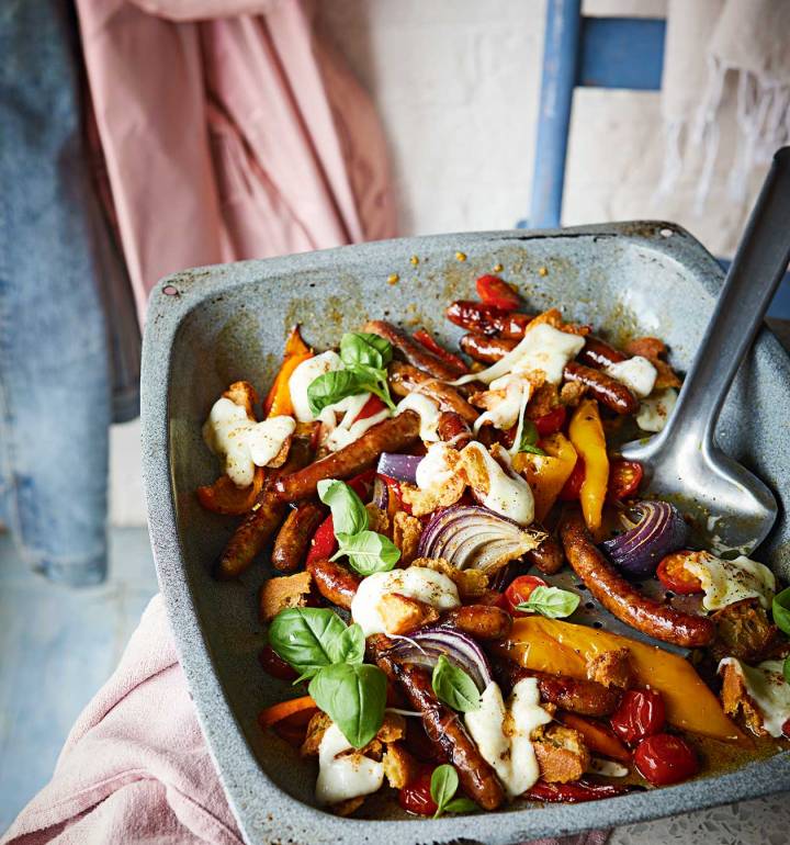 Melting mozzarella, sausage and sweet pepper traybake