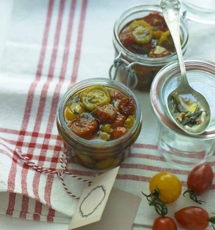 Oven-dried tomatoes in garlic & herb oil