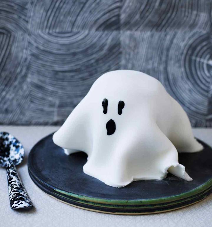 Halloween ghost mug cake