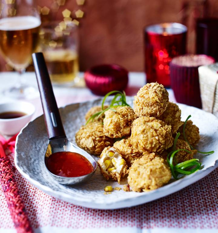Crispy chicken bites with sweet chilli dip