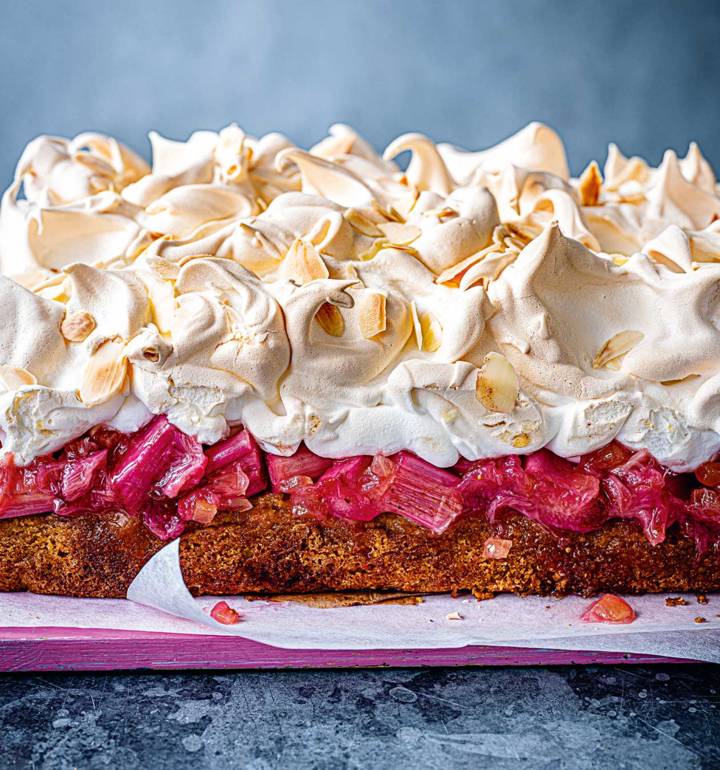 Rhubarb mess cake