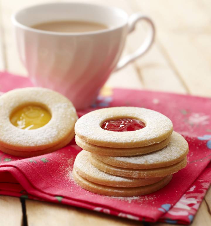 Homemade jammy dodger biscuits