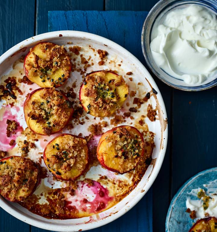 Peaches with amaretti crumble
