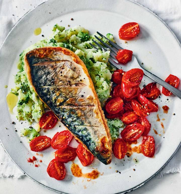Mackerel and tomatoes with broccoli smash