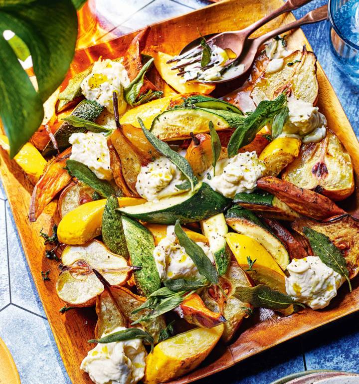 Roasted pear and gorgonzola salad