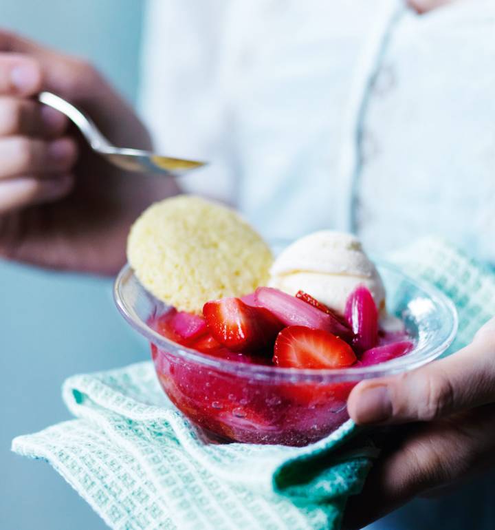 Rhubarb and strawberries with semolina biscuits