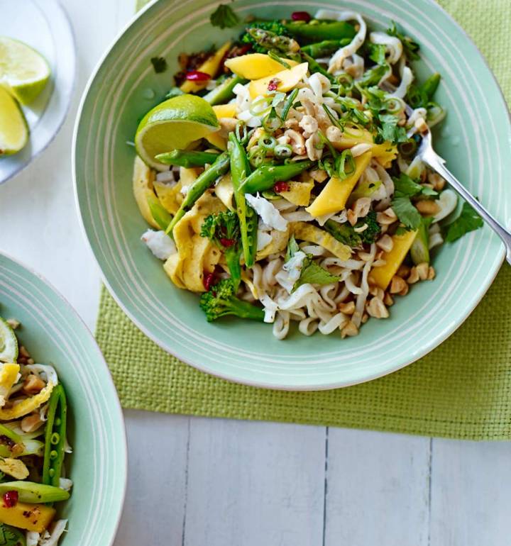 Pad Thai noodles with mango and crab