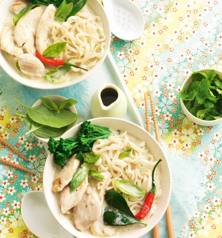 Green chicken curry with noodles