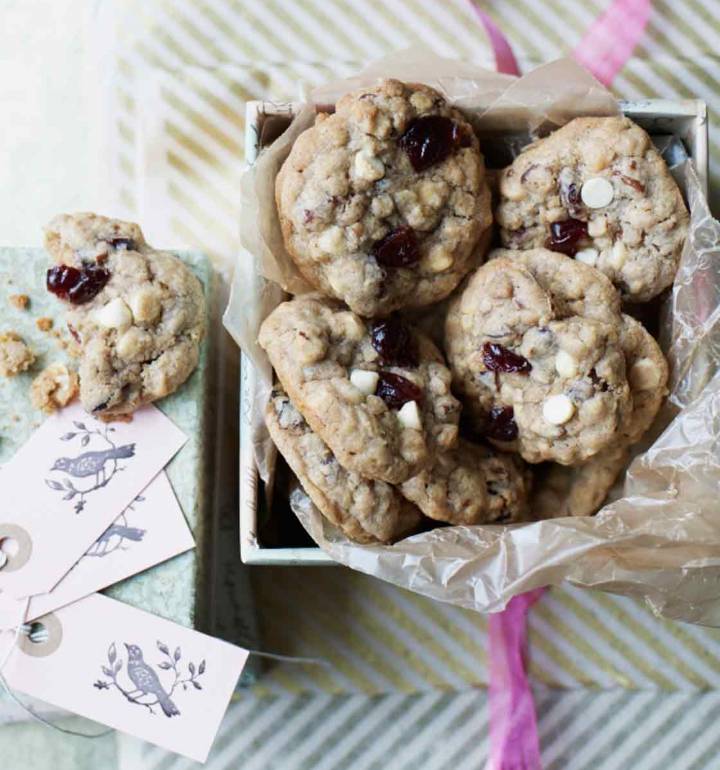 Cherry, cinnamon and white chocolate cookies