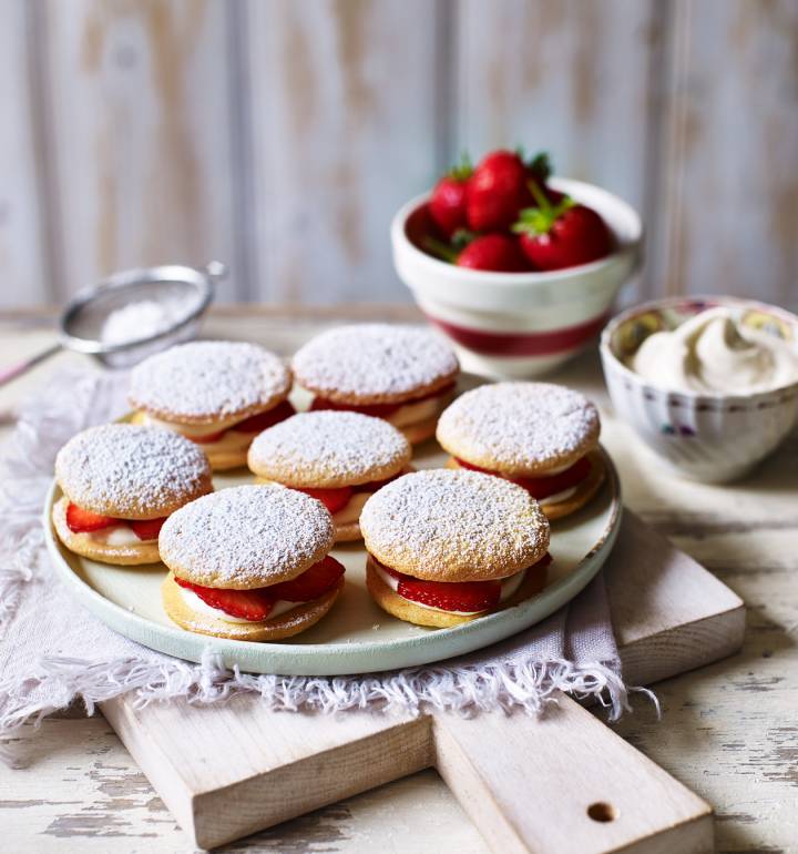 Strawberries and cream sponge kisses