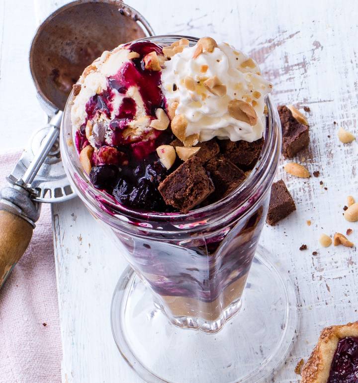 Salted caramel and brownie ice cream sundae