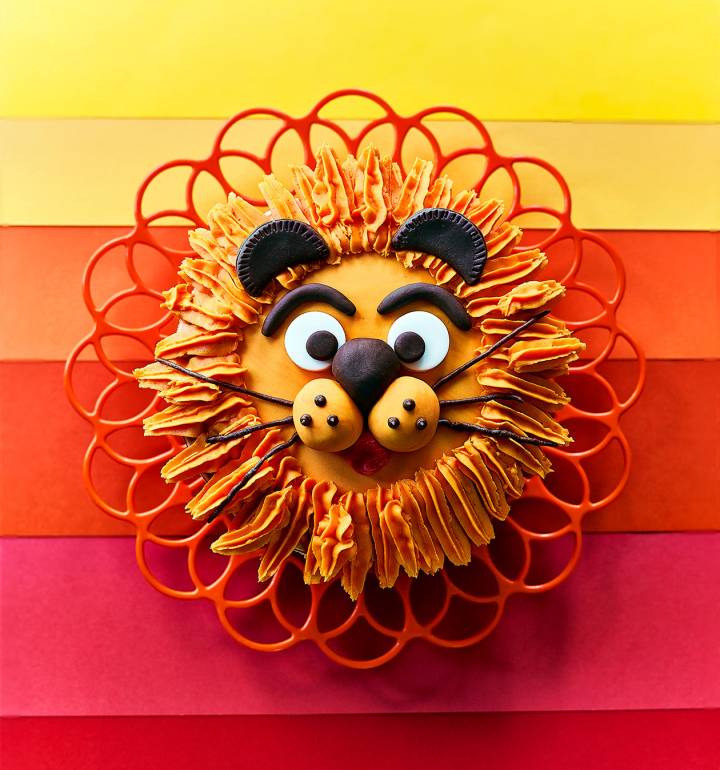 Golden lion cake