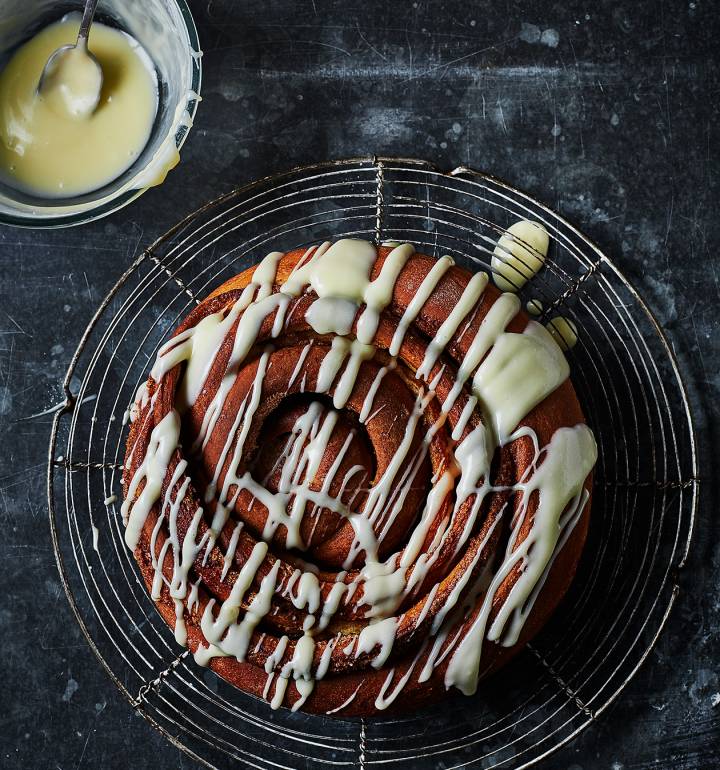 Giant cinnamon bun