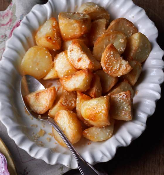 Roast potatoes with sesame seeds