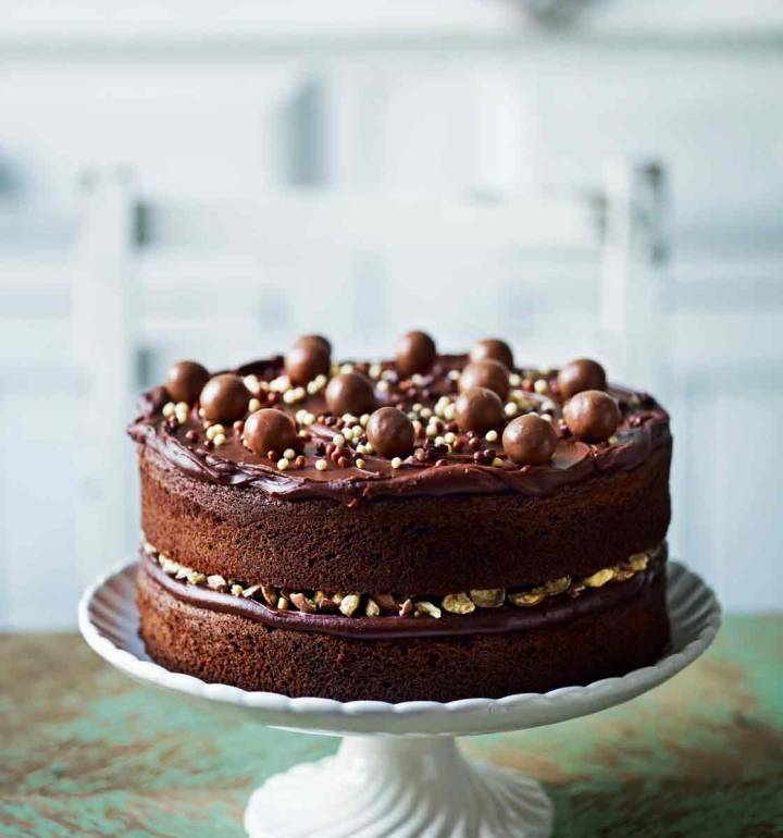 30 Minute Healthy Chocolate Cake - Scrummy Lane