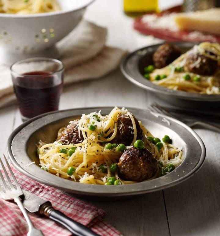 Spaghetti with polpettine, prosciutto and peas
